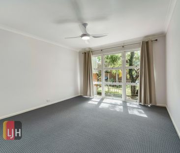 REFURBISHED, 2 BEDROOM UNIT IN THE HEART OF NEWMARKET - Photo 3