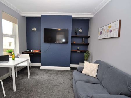 Professional House Share - Photo 3