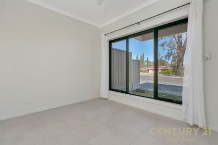 Modern Executive Townhouse - 6.6 Kw Solar Panels! - Photo 3