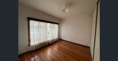 Located close to schools, transport and shopping facilities. - Photo 2