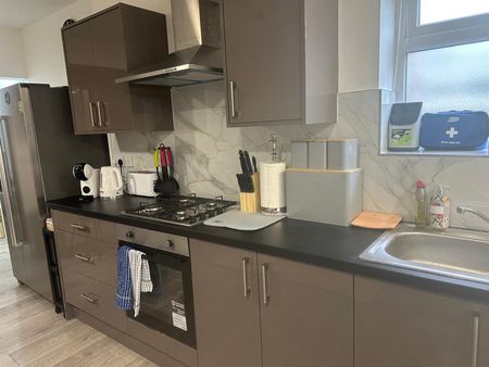 2 Beds - Apartment - - Photo 5