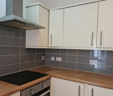 4 bedroom flat - Photo 2