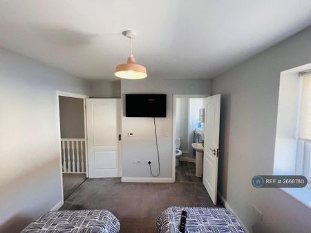 1 bedroom in a house share to rent - Photo 3