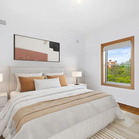 Art Deco 2 Bedroom Plus Study with Breathtaking Water Views - Photo 4