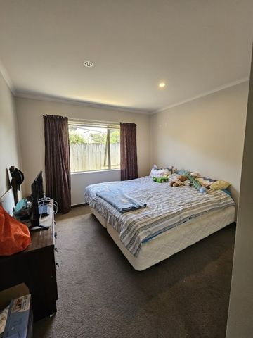 Spacious 3/4 bedroom home in sought after area in Paraparaumu - Photo 4