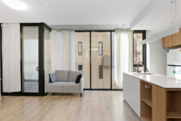 EXECUTIVE UNFURNISHED 2 BEDROOM APARTMENT LIVING STYLE IN ADELAIDE CBD - Photo 1