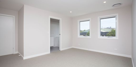 Spacious Modern Townhouse - Photo 2