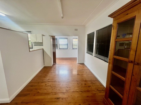 2-Bedroom Home in Prime Cardiff Location – Water Included! - Photo 5