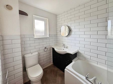 3 bedroom semi-detached house to rent - Photo 5