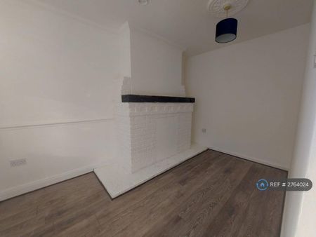 6 bedroom semi-detached house to rent - Photo 2