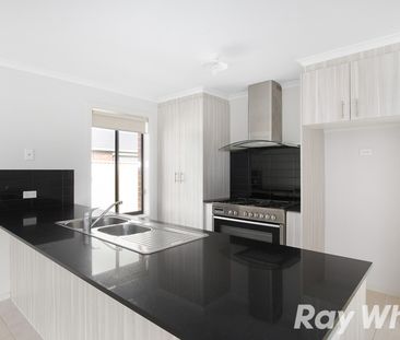 76 Bluehills Boulevard, Pakenham VIC 3810 - House For Rent | Domain - Photo 6