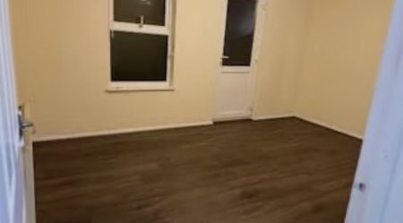 3 bedroom end of terrace house to rent - Photo 3