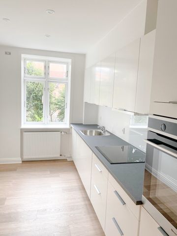 Flot og indbydende lejlighed med 2 altaner i Aalborg Vestby - Foto 3