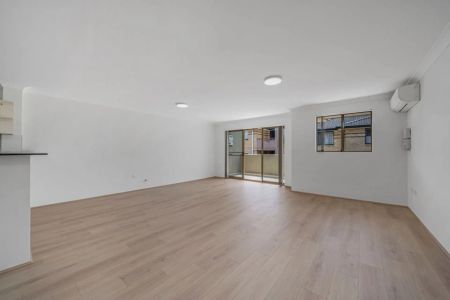 Oversized 3-Bedroom Apartment in Prime Auburn Location - Photo 2