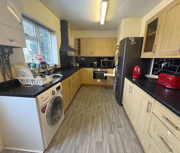 3 Bed Semi-Detached House, Roker Close, NG8 - Photo 2