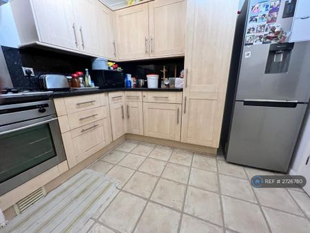 4 bedroom semi-detached house to rent - Photo 4