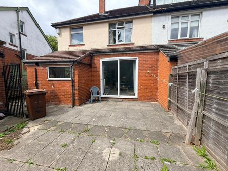 4 bedroom semi-detached house to rent - Photo 5
