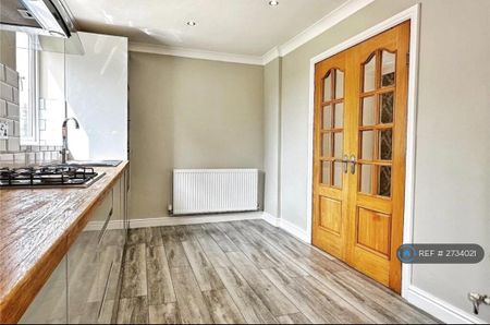 3 bedroom semi-detached house to rent - Photo 5