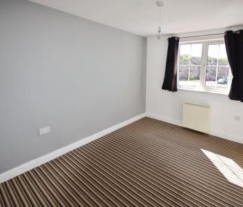 2 bedroom Flat To Let - Photo 3