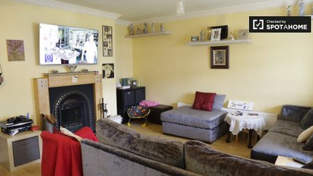 Cozy room to rent in 3-bedroom house in Ballymun, Dublin - Photo 3