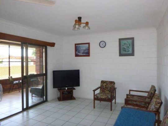 LARGE HOME WITH SHED ! - Photo 1