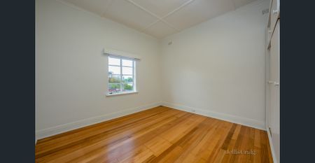Beautifully Renovated Three-Bedroom Home in Sought-After Kew - Photo 4