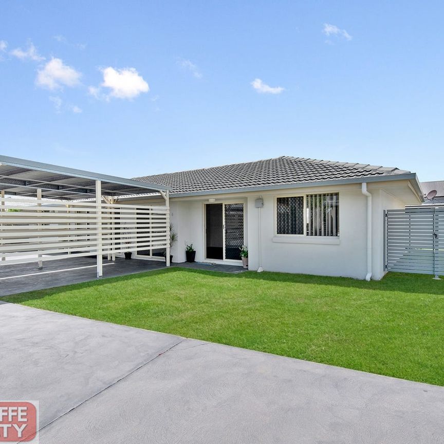 Low set villa in a gated complex - Photo 1