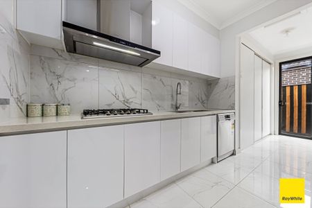 East-Facing Residence Combining Modern Comfort, Seamless Convenience & Timeless Style in Thornhill Park - Photo 4