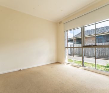 Delightful Family Home in Convenient Deer Park Location! - Photo 6