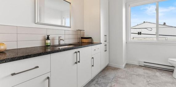 Grand 4 (1/2) Rénové à Louer à Laval - Photo 2