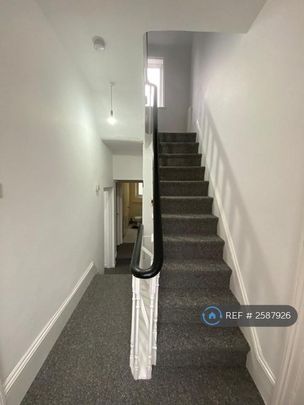 1 bedroom in a flat share to rent - Photo 1