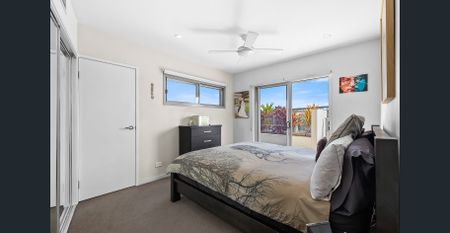 Sophisticated Semi-Penthouse with Breathtaking North-Facing Views - Photo 3