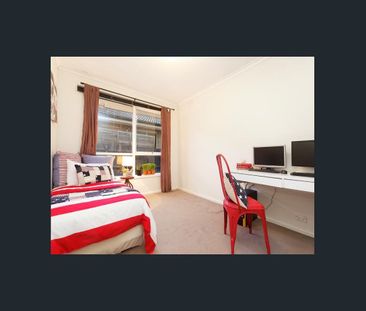 Family home with large fenced yard - Photo 4