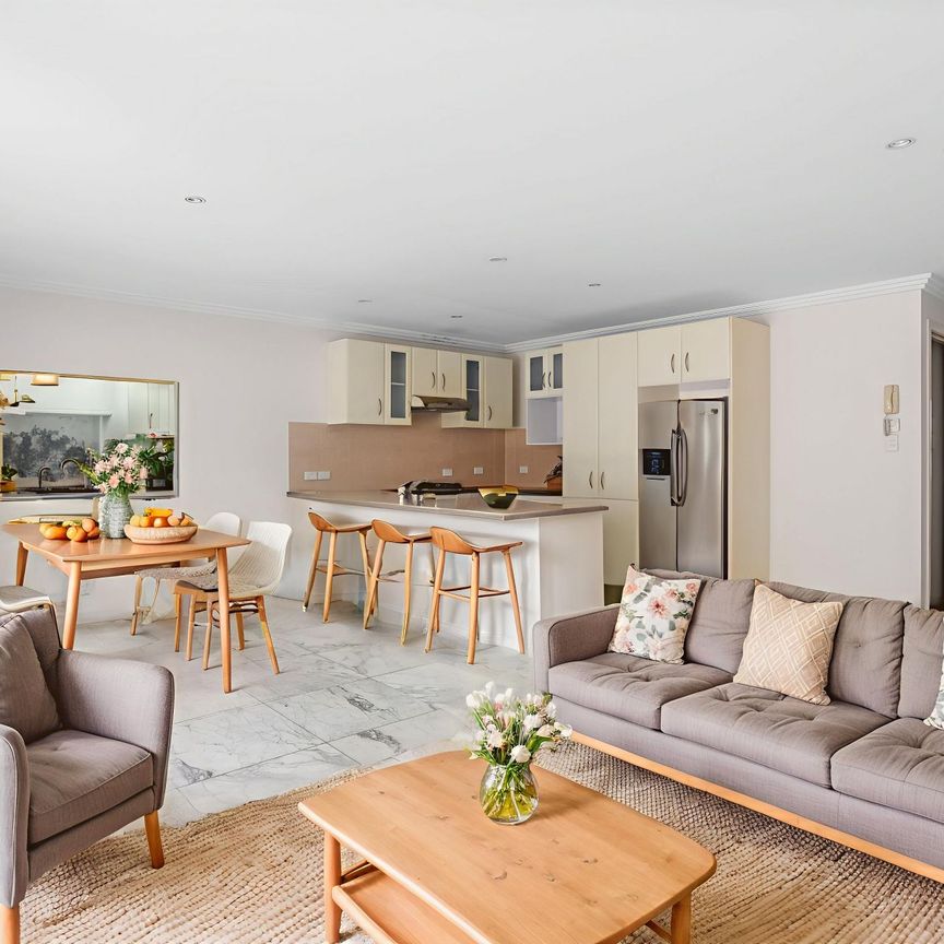 3-Bed, 2-Bath Townhouse in Boutique Coorparoo Locatioon - Photo 1