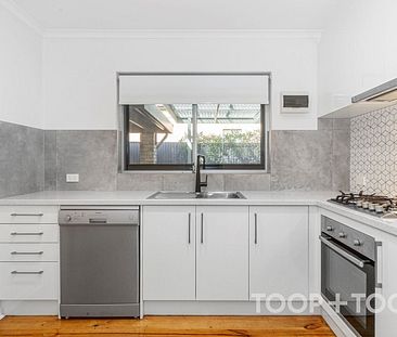 Stunning, fully renovated home unit - Photo 5