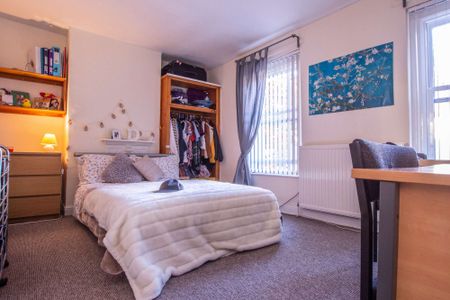 Homely 3 bed on Rhymney Street - Photo 2