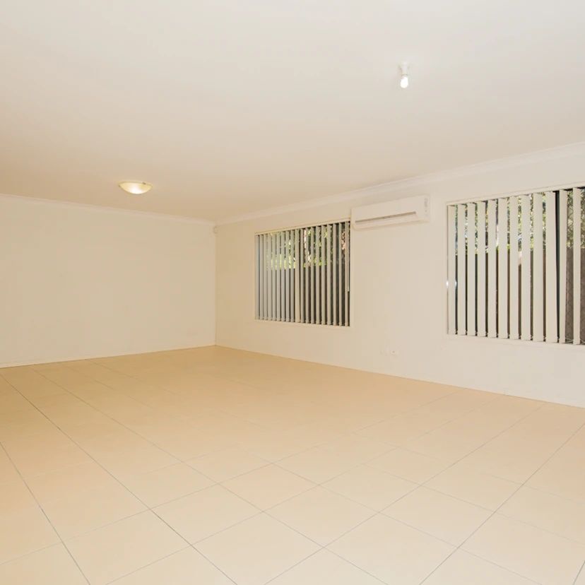 Spacious townhouse in Family Friendly Calamvale - Photo 1