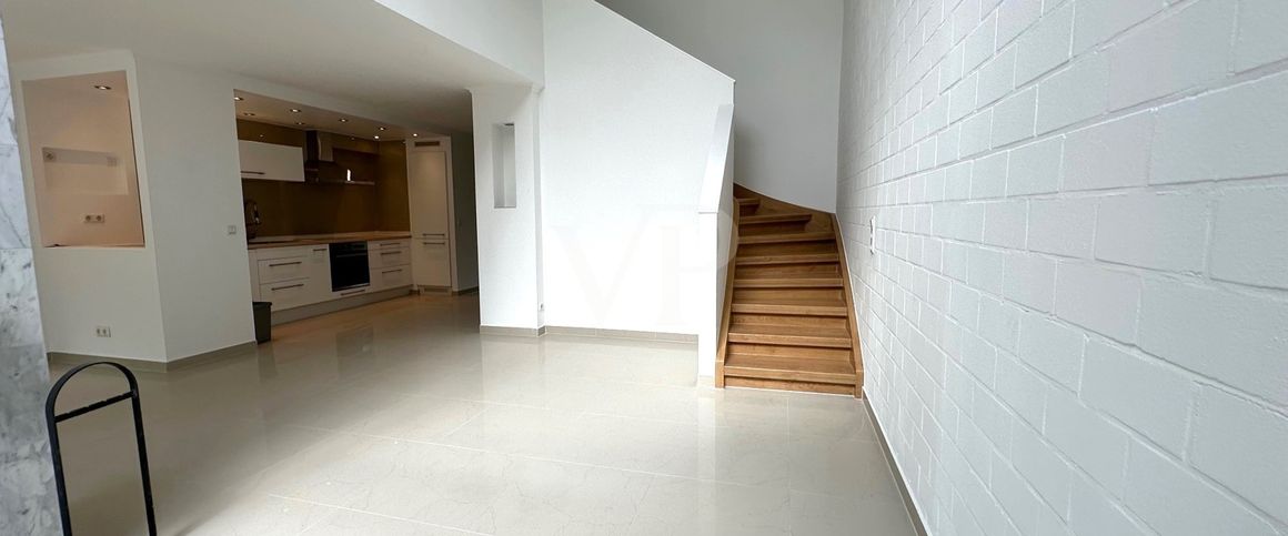 Exklusives Reihenendhaus mit Kamin und hohen Decken - Foto 1