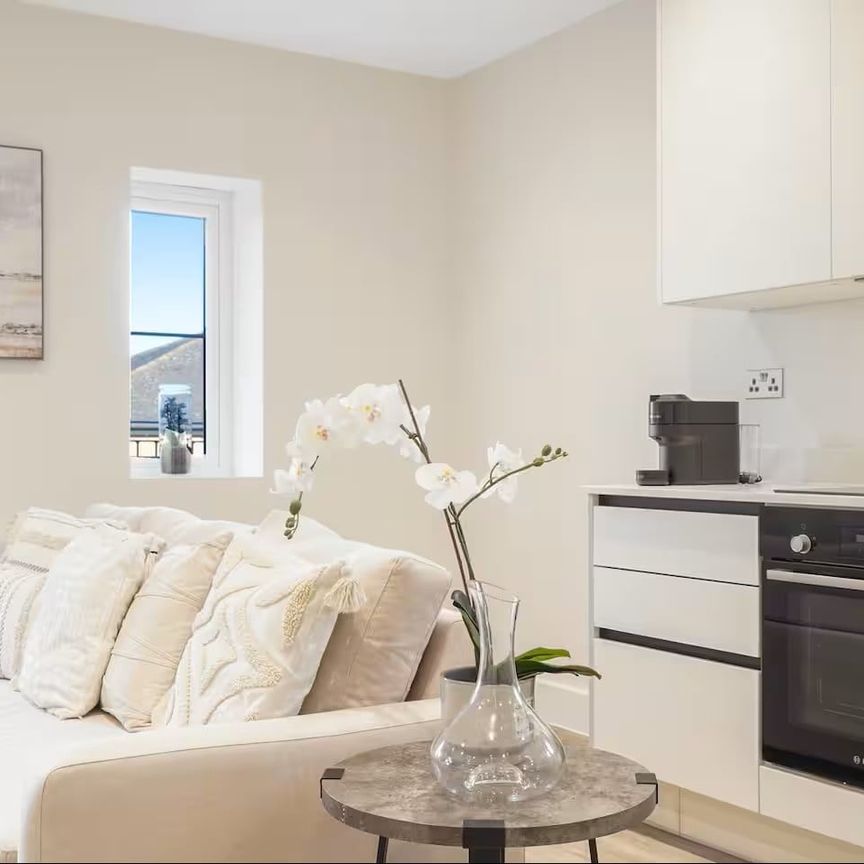 2 Bed Flat, Beechwood Grove, W3 - Photo 1