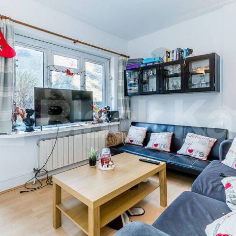 One bedroom coach house located a short walk to both to Highgate station - Photo 1