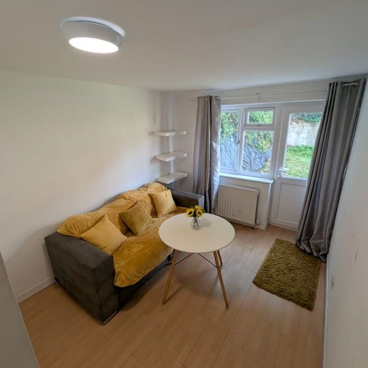 Room in a Shared House, Woodside Road, SO17 - Photo 1
