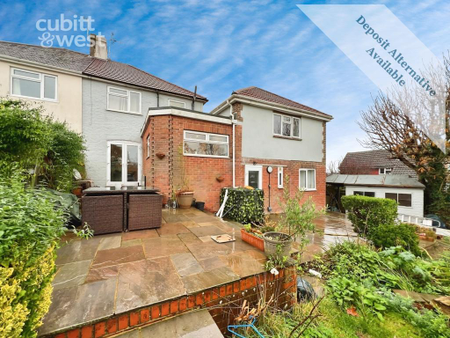 1 bedroom in a house share to rent - Photo 2