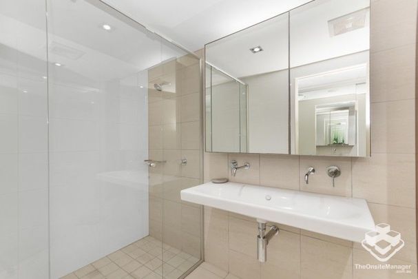 Exceptional Three Bedroom Beachfront living - Fully Furnished Beautifully-cool marina aspect - Photo 1