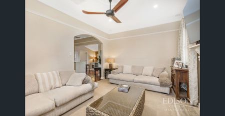 Hidden Paradise - Elegant Family Home! - Photo 4