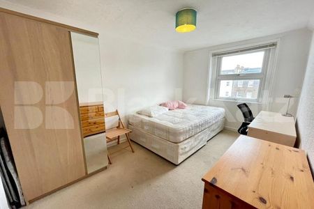 recently redecorated three double bedroomed apartment is set on the second floo - Photo 3