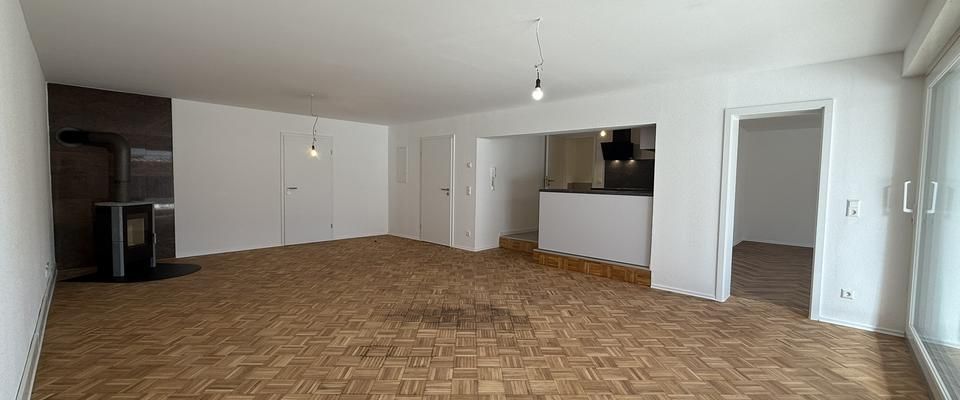 Stilvoll wohnen im Zweifamilienhaus - großzügige 3-ZKB im EG mit Kamin, Terrasse und Pergola - Foto 1
