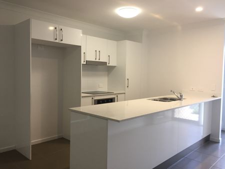 TERRIFIC TOWNHOUSE! APPLY NOW! - Photo 5