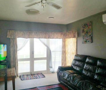 Large fully fenced family home - Photo 3