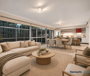 Large balcony with park outlook - Photo 1