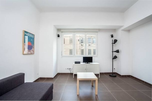 À LOUER – T3 LOFT MEUBLÉ – MARSEILLE 1er (Rue Sainte / Rue Grignan) Loyer charges comprises : 995 € - Photo 1